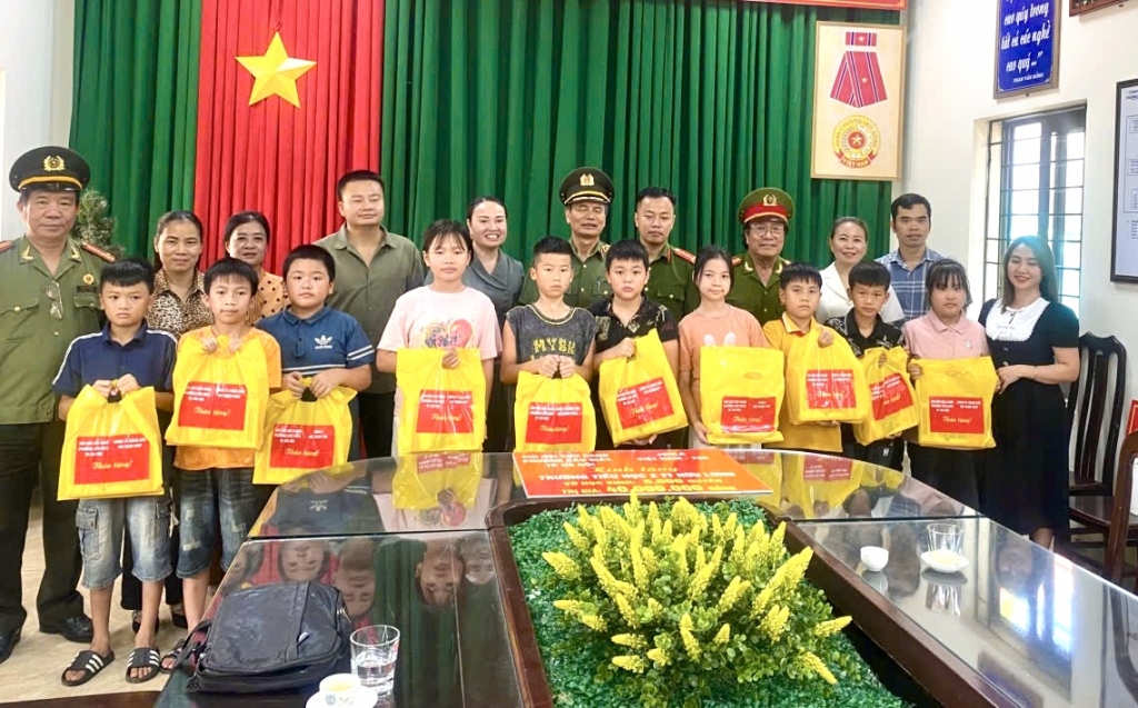 Chi hội Cựu CAND phường Cầu Giấy hỗ trợ học sinh Lạng Sơn khắc phục hậu quả của bão số 11