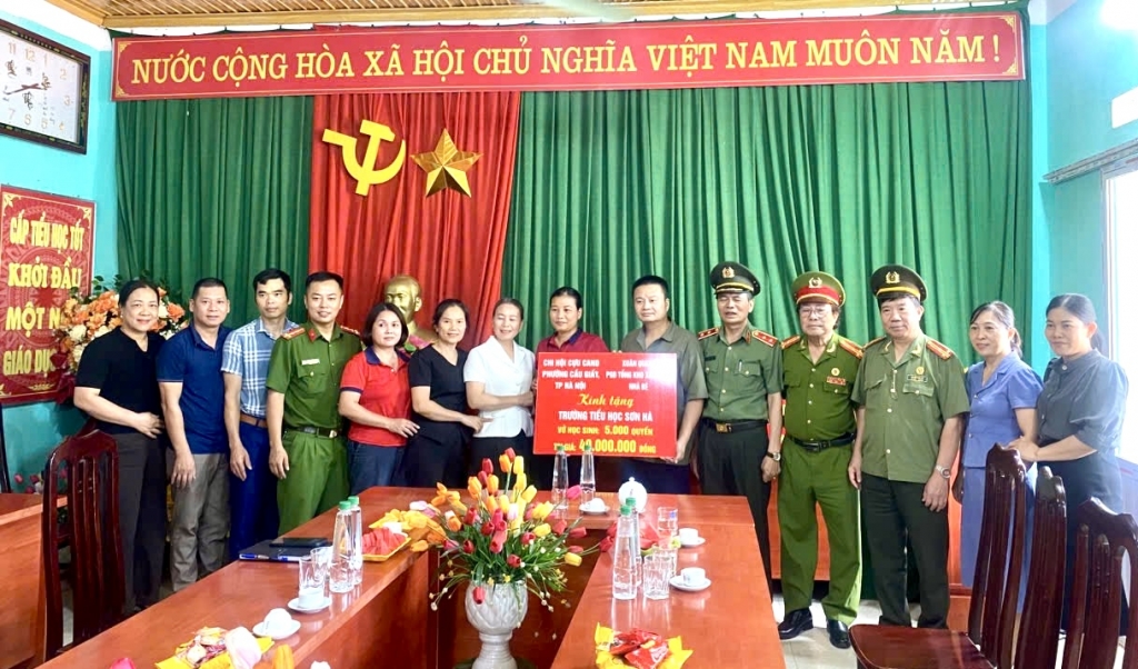 Chi hội Cựu CAND phường Cầu Giấy hỗ trợ học sinh Lạng Sơn khắc phục hậu quả của bão số 11