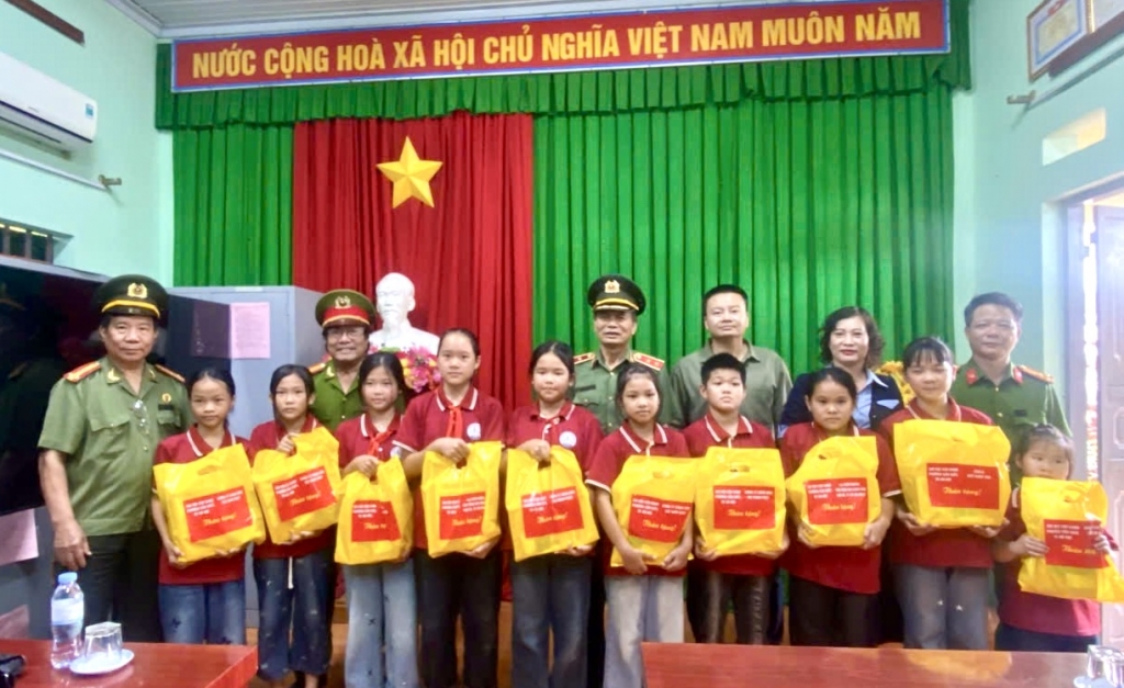 Chi hội Cựu CAND phường Cầu Giấy hỗ trợ học sinh Lạng Sơn khắc phục hậu quả của bão số 11 Chi hội Cựu CAND phường Cầu Giấy hỗ trợ học sinh Lạng Sơn khắc phục hậu quả của bão số 11