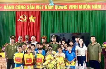 Chi hội Cựu CAND phường Cầu Giấy hỗ trợ học sinh Lạng Sơn khắc phục hậu quả của bão số 11