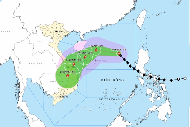 Bão số 12 hướng vào Huế - Quảng Ngãi, miền Trung mưa lớn dồn dập