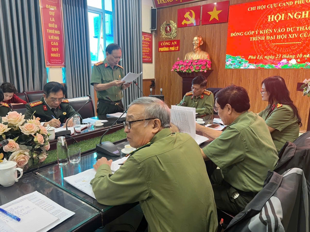 Ninh Bình: Chi hội Cựu CAND phường Phủ Lý đóng góp ý kiến vào dự thảo Văn kiện trình Đại hội Đảng lần thứ XlV