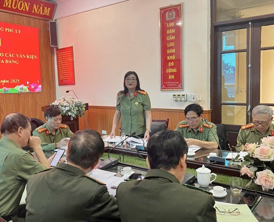 Ninh Bình: Chi hội Cựu CAND phường Phủ Lý đóng góp ý kiến vào dự thảo Văn kiện trình Đại hội Đảng lần thứ XlV