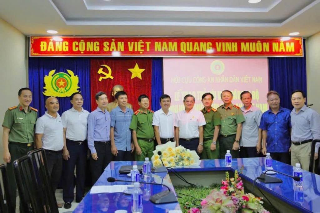 Câu lạc bộ Doanh nghiệp Cựu CAND Việt Nam tổ chức trao thẻ hội viên Câu lạc bộ Doanh nghiệp Cựu CAND Việt Nam tổ chức trao thẻ hội viên