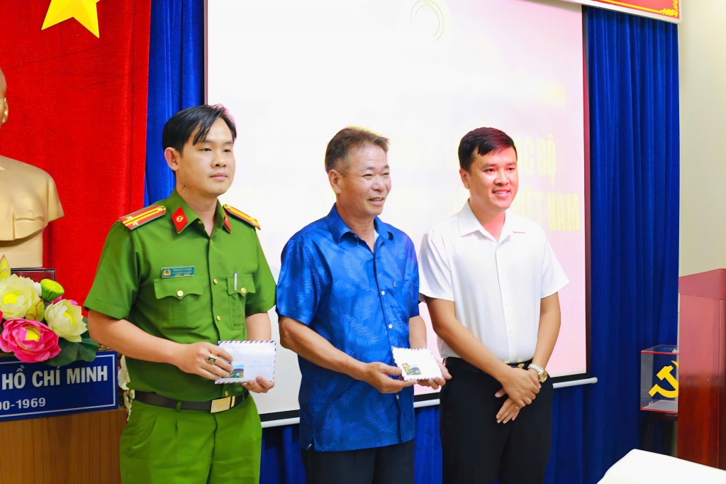 Câu lạc bộ Doanh nghiệp Cựu CAND Việt Nam tổ chức trao thẻ hội viên Câu lạc bộ Doanh nghiệp Cựu CAND Việt Nam tổ chức trao thẻ hội viên