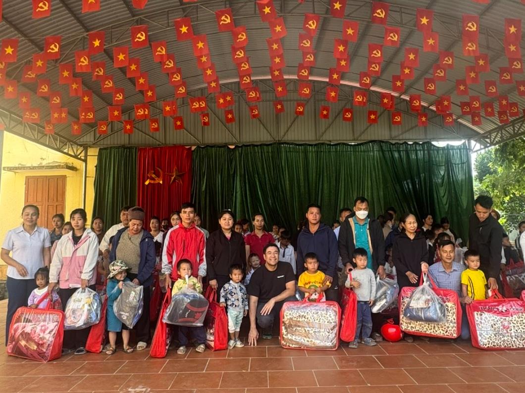 Đo&amp;agrave;n c&amp;ocirc;ng t&amp;aacute;c trao qu&amp;agrave; tặng c&amp;aacute;c em học sinh tr&amp;ecirc;n địa b&amp;agrave;n tỉnh Th&amp;aacute;i Nguy&amp;ecirc;n.