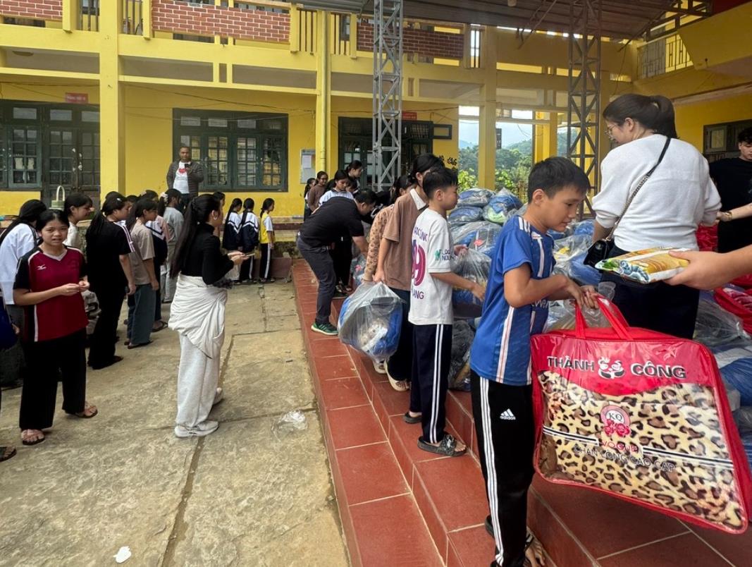 Đo&amp;agrave;n c&amp;ocirc;ng t&amp;aacute;c trao qu&amp;agrave; tặng c&amp;aacute;c em học sinh.