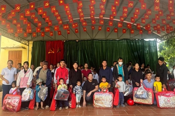 Thắm đượm nghĩa tình với người dân vùng lũ