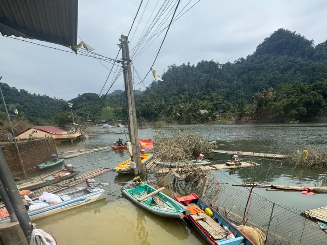 Nhiều địa phương vẫn bị ngập s&amp;acirc;u.