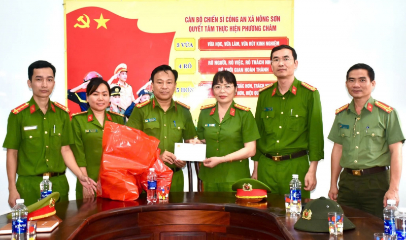 Tỏa sáng hình ảnh người chiến sĩ Công an đồng hành, hỗ trợ người dân sau mưa lũ -0