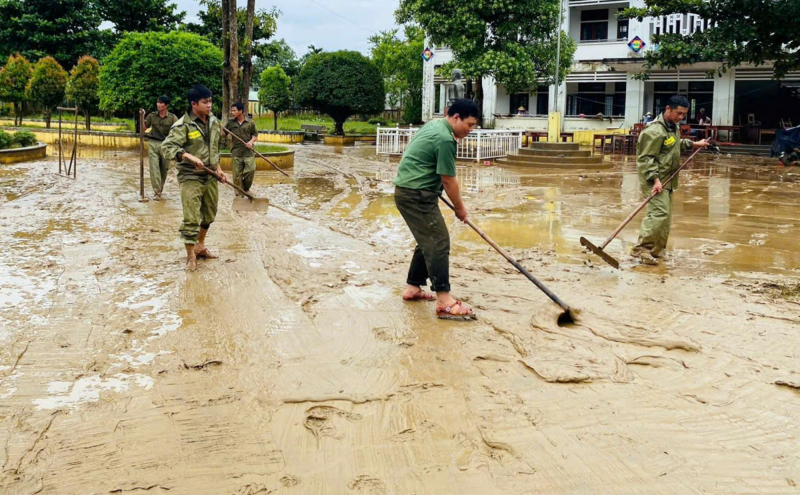Tỏa sáng hình ảnh người chiến sĩ Công an đồng hành, hỗ trợ người dân sau mưa lũ -0