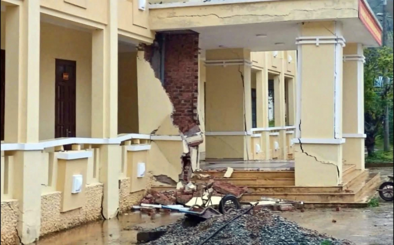 Tỏa sáng hình ảnh người chiến sĩ Công an đồng hành, hỗ trợ người dân sau mưa lũ -0