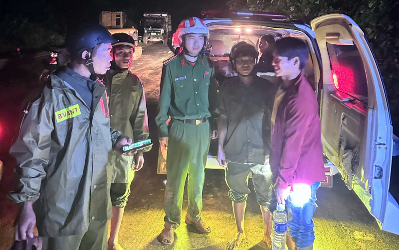 Tỏa sáng hình ảnh người chiến sĩ Công an đồng hành, hỗ trợ người dân sau mưa lũ -0