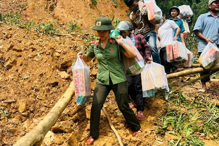 Tỏa sáng hình ảnh người chiến sĩ Công an đồng hành cùng người dân sau lũ dữ