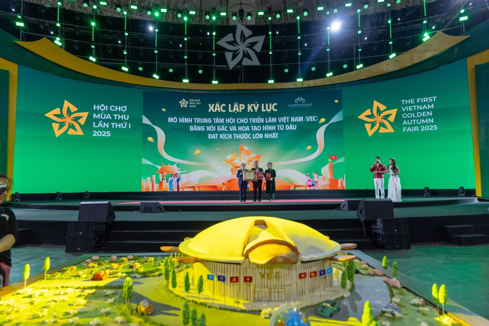 Mô hình Trung tâm Triển lãm Việt Nam làm từ 510kg xôi, đậu xác lập kỷ lục Việt Nam