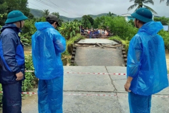 Sập cầu trong lũ ở Quảng Ngãi, 250 hộ dân bị cô lập