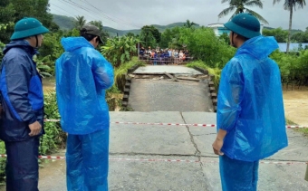 Sập cầu trong lũ ở Quảng Ngãi, 250 hộ dân bị cô lập