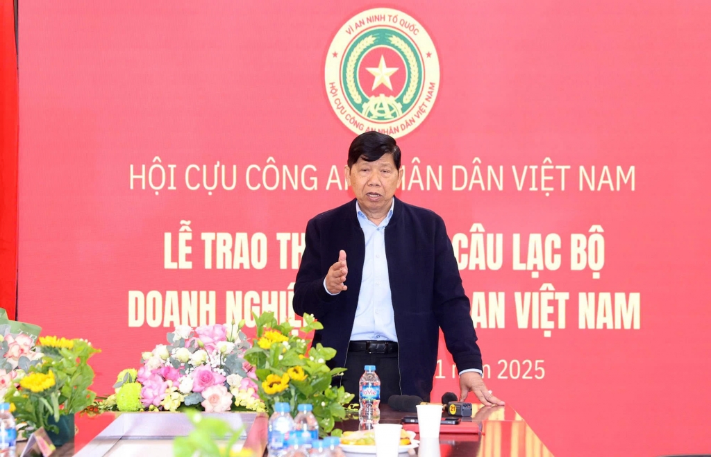 Câu lạc bộ Doanh nghiệp Cựu CAND Việt Nam trao thẻ cho hội viên mới