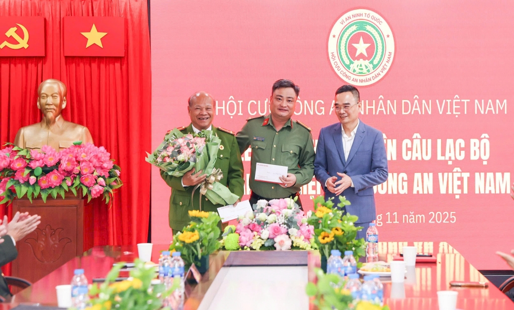 Câu lạc bộ Doanh nghiệp Cựu CAND Việt Nam trao thẻ cho hội viên mới