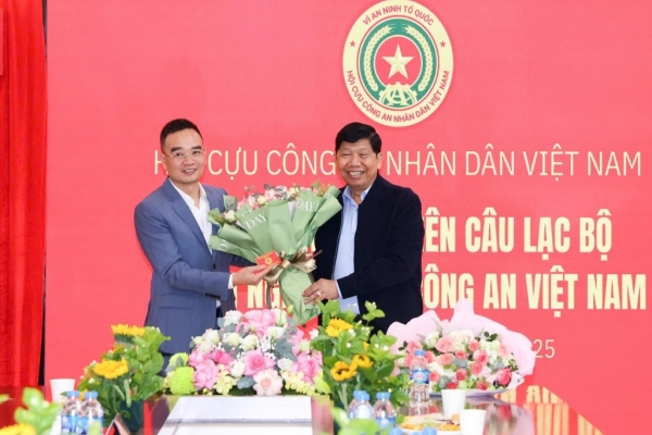 Câu lạc bộ Doanh nghiệp Cựu CAND Việt Nam trao thẻ cho hội viên mới