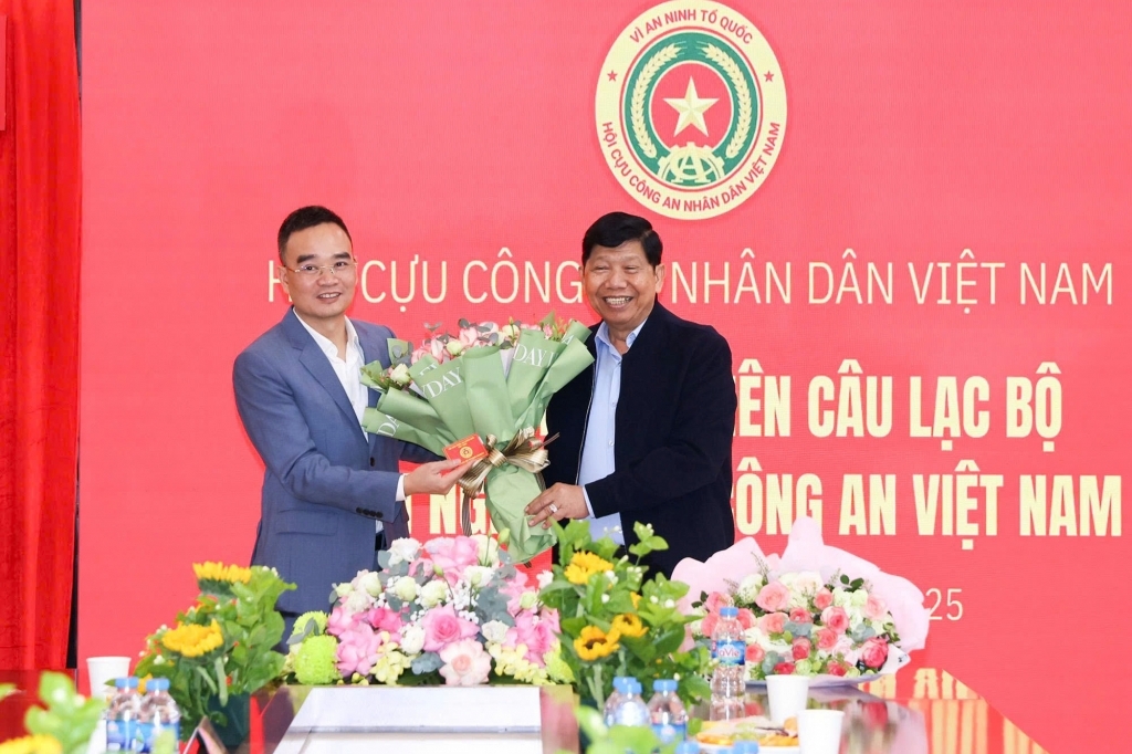 Câu lạc bộ Doanh nghiệp Cựu CAND Việt Nam trao thẻ cho hội viên mới