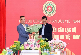 Câu lạc bộ Doanh nghiệp Cựu CAND Việt Nam trao thẻ cho hội viên mới