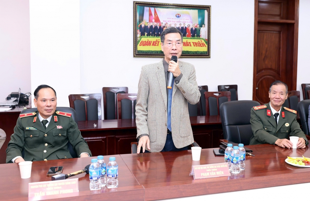 Câu lạc bộ Doanh nghiệp Cựu CAND Việt Nam trao thẻ cho hội viên mới