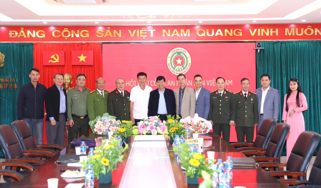 Câu lạc bộ Doanh nghiệp Cựu CAND Việt Nam trao thẻ cho hội viên mới