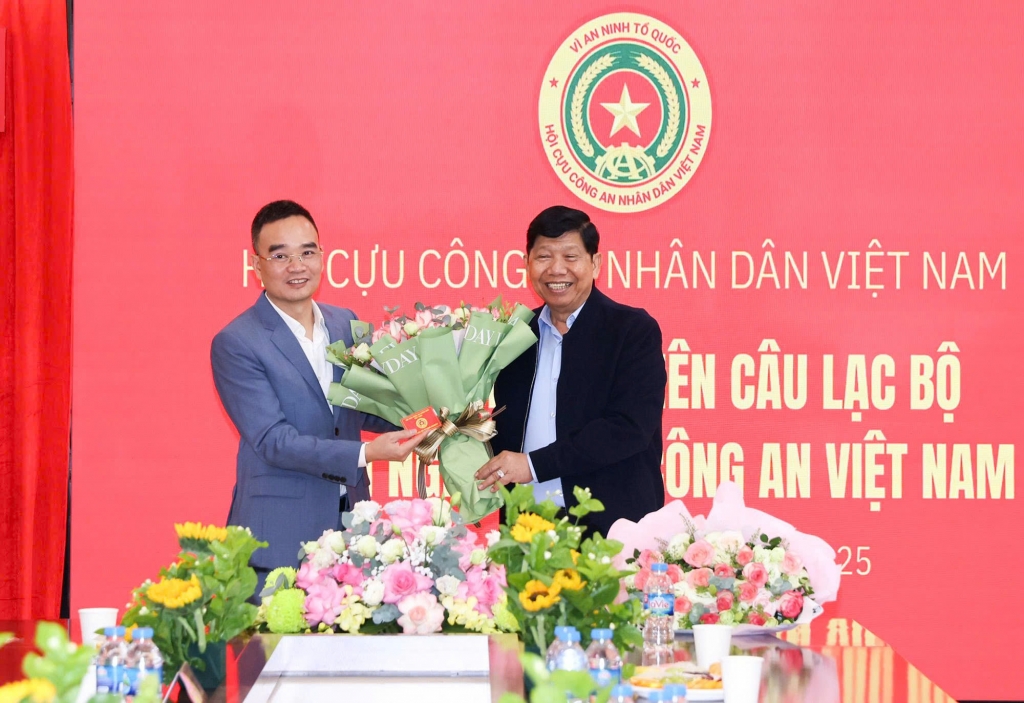 Câu lạc bộ Doanh nghiệp Cựu CAND Việt Nam trao thẻ cho hội viên mới