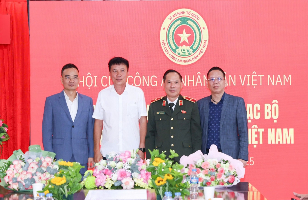 Câu lạc bộ Doanh nghiệp Cựu CAND Việt Nam trao thẻ cho hội viên mới