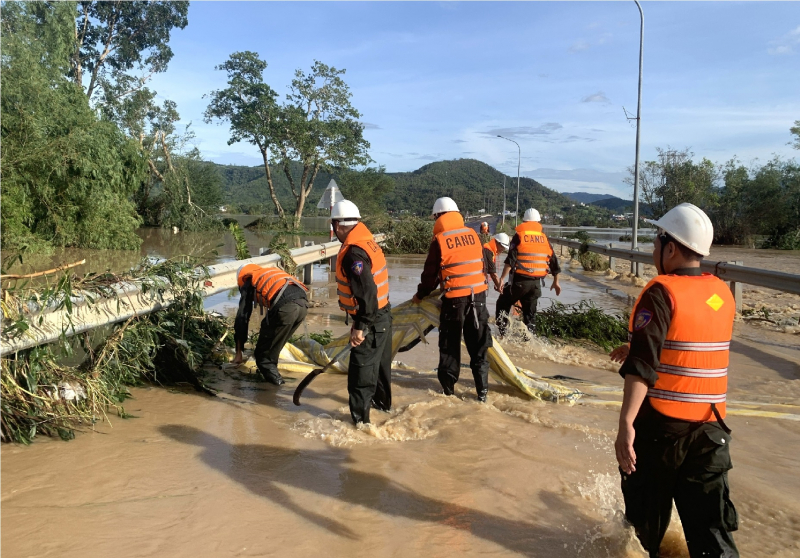 Hàng nghìn cán bộ, chiến sĩ Công an giúp dân khắc phục hậu quả cơn bão số 13 -0
