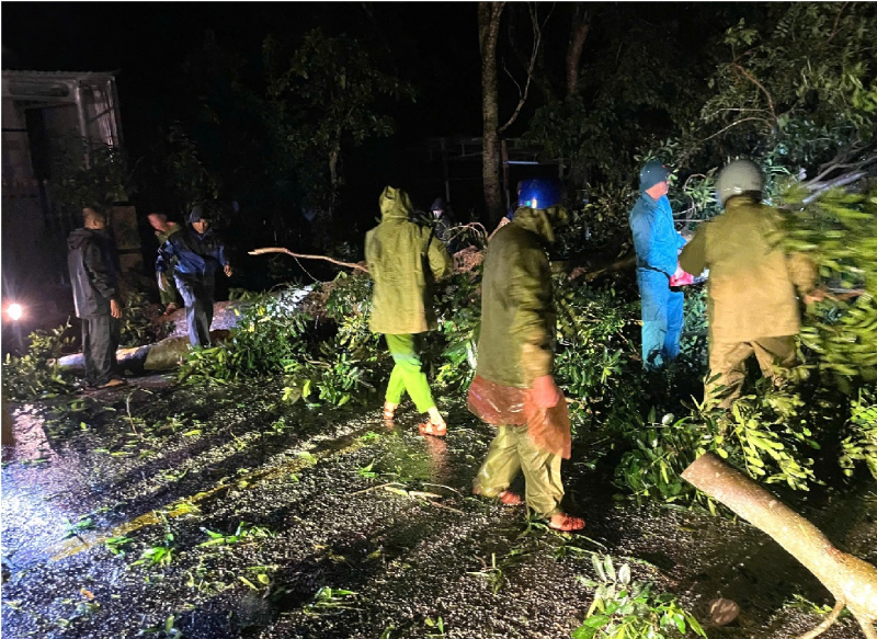 Hàng nghìn cán bộ, chiến sĩ Công an giúp dân khắc phục hậu quả cơn bão số 13 -0