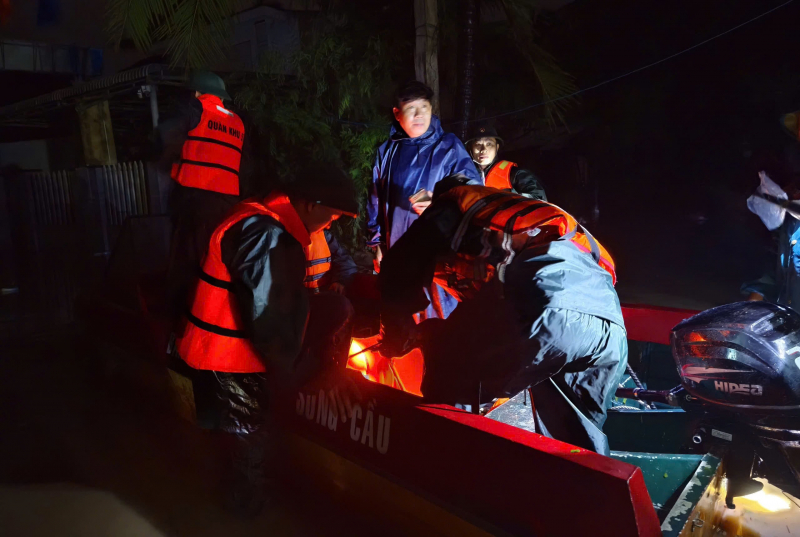 Hàng nghìn cán bộ, chiến sĩ Công an giúp dân khắc phục hậu quả cơn bão số 13 -0