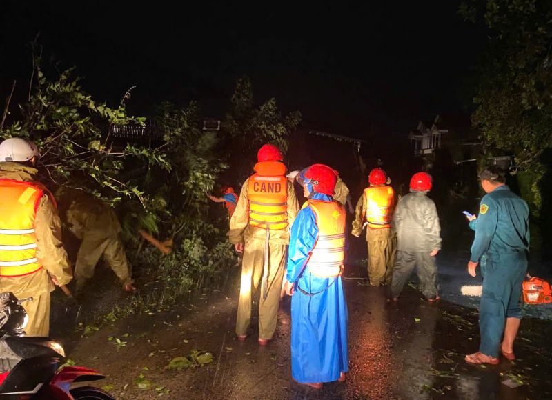 Hàng nghìn cán bộ, chiến sĩ Công an giúp dân khắc phục hậu quả cơn bão số 13 -0