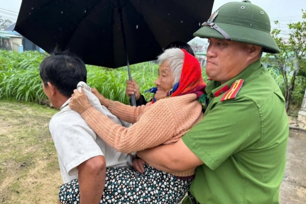 Hàng nghìn cán bộ, chiến sĩ Công an giúp dân khắc phục hậu quả cơn bão số 13