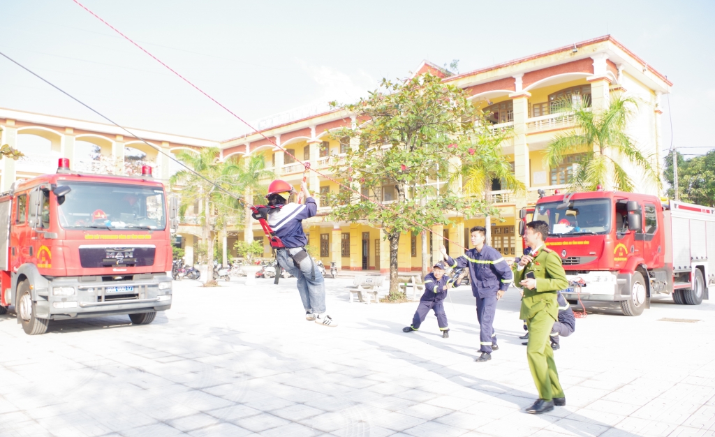 Tuyên truyền kiến thức pháp luật về PCCC và CNCH cho học sinh Trường THPT B Phủ Lý Tuyên truyền kiến thức pháp luật về PCCC và CNCH cho học sinh Trường THPT B Phủ Lý