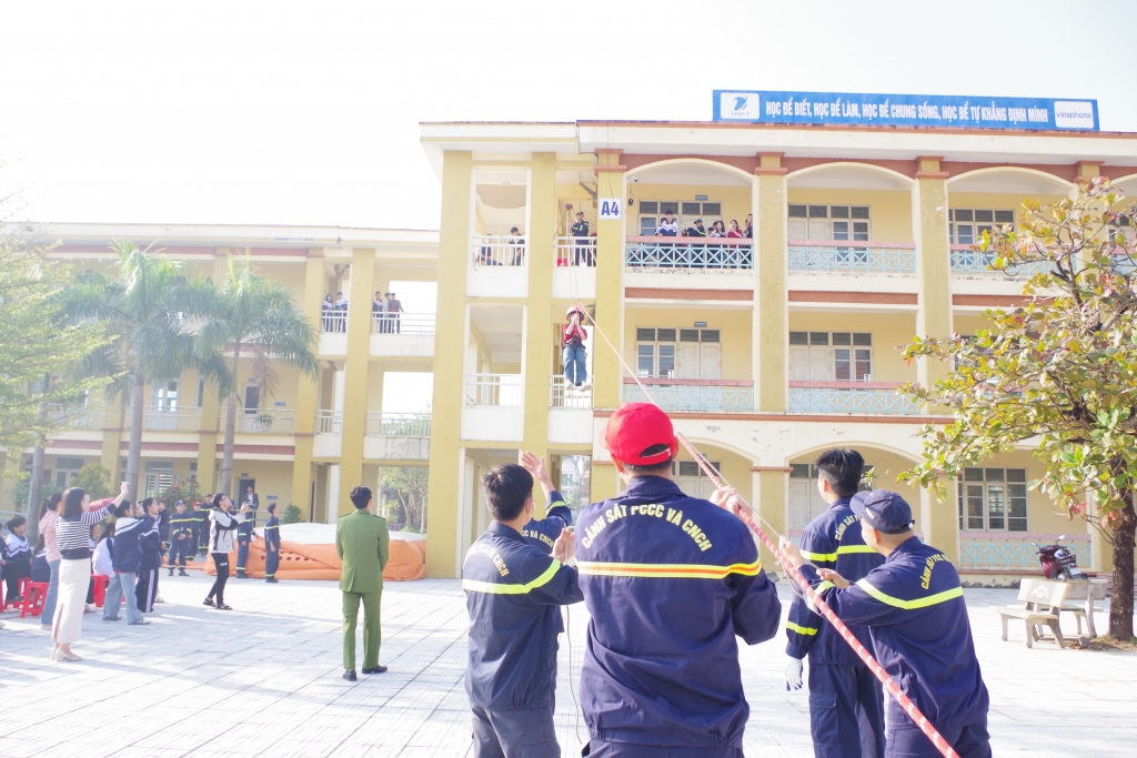 Tuyên truyền kiến thức pháp luật về PCCC và CNCH cho học sinh Trường THPT B Phủ Lý Tuyên truyền kiến thức pháp luật về PCCC và CNCH cho học sinh Trường THPT B Phủ Lý