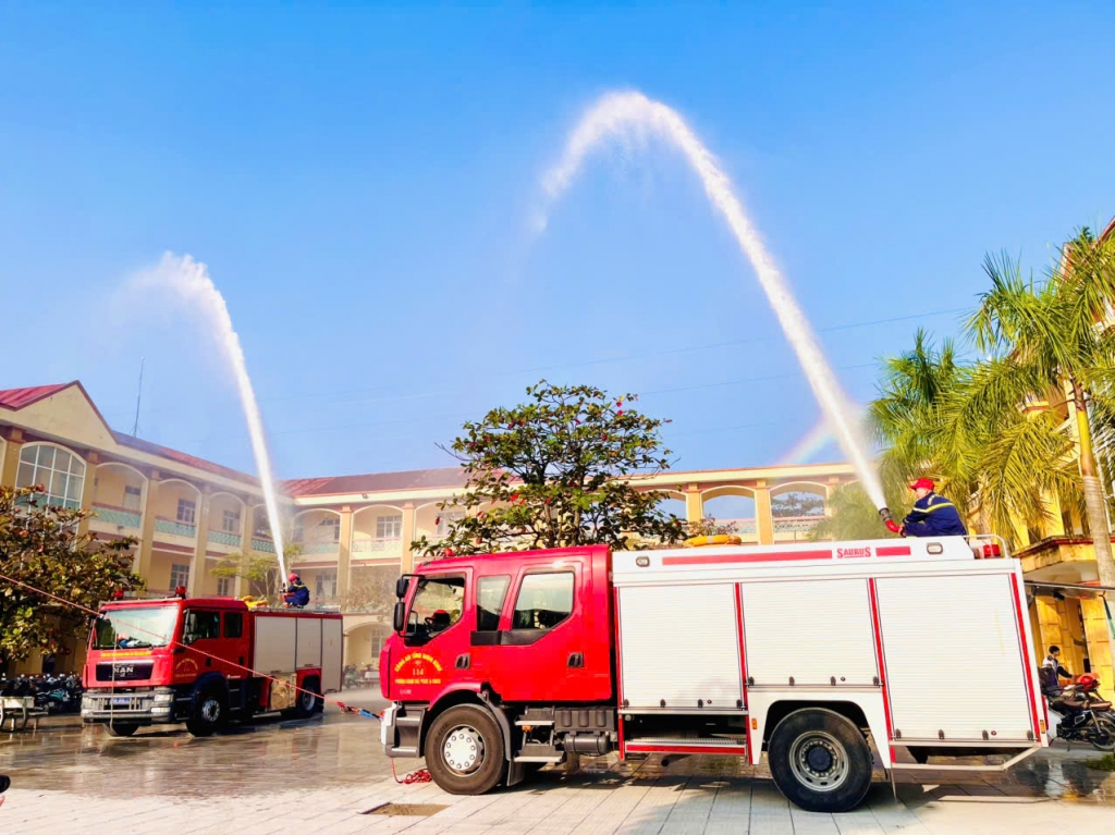 Tuyên truyền kiến thức pháp luật về PCCC và CNCH cho học sinh Trường THPT B Phủ Lý Tuyên truyền kiến thức pháp luật về PCCC và CNCH cho học sinh Trường THPT B Phủ Lý