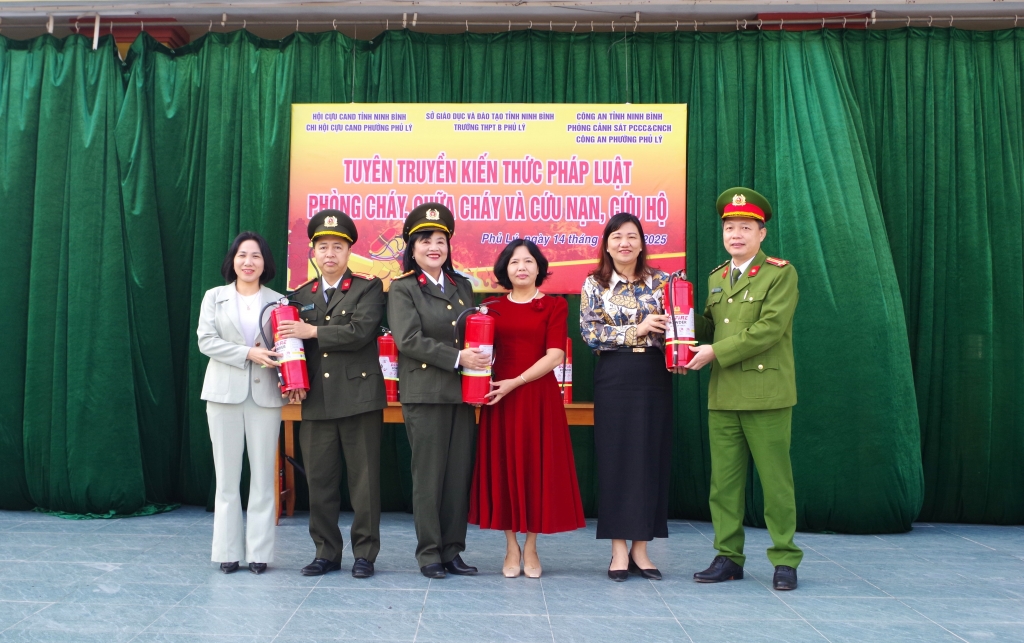 Tuyên truyền kiến thức pháp luật về PCCC và CNCH cho học sinh Trường THPT B Phủ Lý Tuyên truyền kiến thức pháp luật về PCCC và CNCH cho học sinh Trường THPT B Phủ Lý