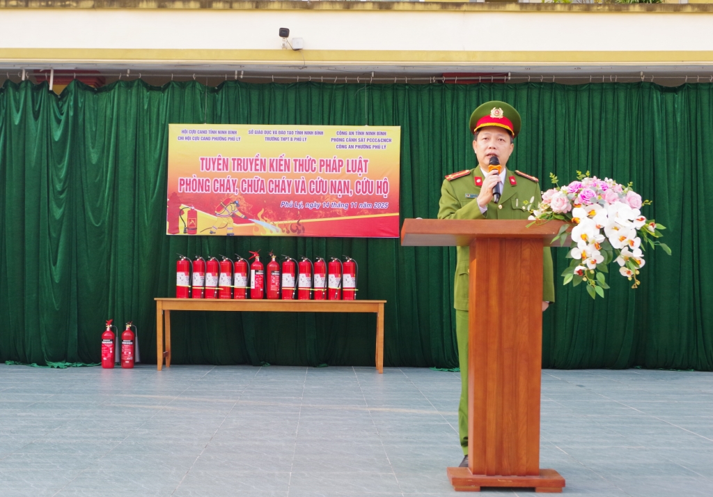 Tuyên truyền kiến thức pháp luật về PCCC và CNCH cho học sinh Trường THPT B Phủ Lý Tuyên truyền kiến thức pháp luật về PCCC và CNCH cho học sinh Trường THPT B Phủ Lý