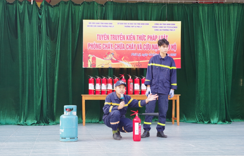 Tuyên truyền kiến thức pháp luật về PCCC và CNCH cho học sinh Trường THPT B Phủ Lý Tuyên truyền kiến thức pháp luật về PCCC và CNCH cho học sinh Trường THPT B Phủ Lý