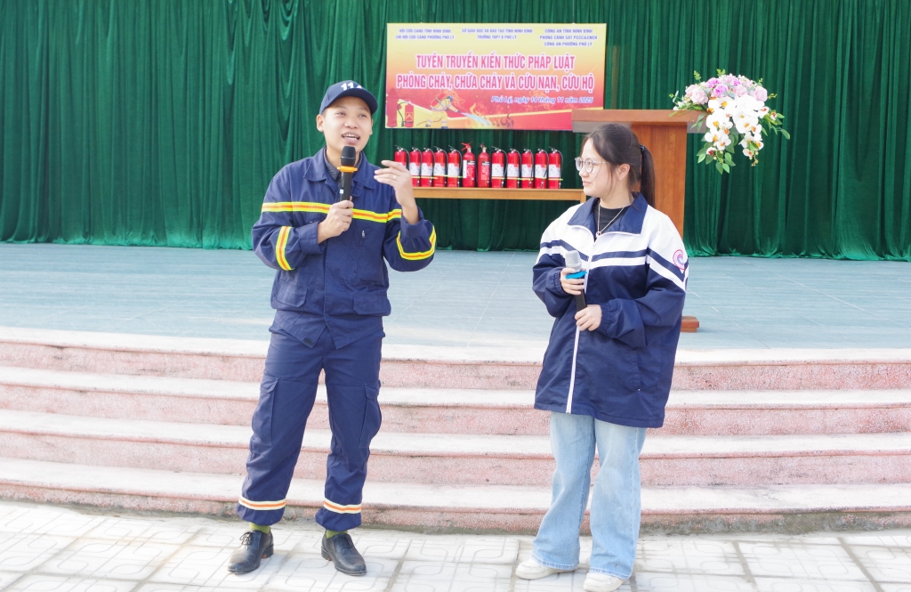 Tuyên truyền kiến thức pháp luật về PCCC và CNCH cho học sinh Trường THPT B Phủ Lý Tuyên truyền kiến thức pháp luật về PCCC và CNCH cho học sinh Trường THPT B Phủ Lý