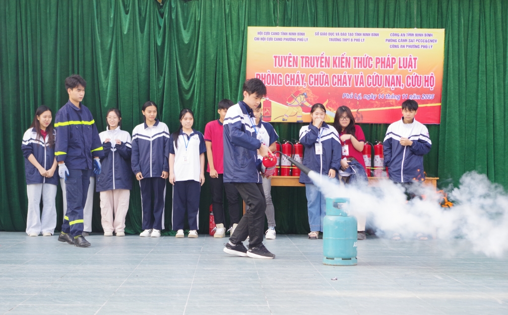 Tuyên truyền kiến thức pháp luật về PCCC và CNCH cho học sinh Trường THPT B Phủ Lý Tuyên truyền kiến thức pháp luật về PCCC và CNCH cho học sinh Trường THPT B Phủ Lý