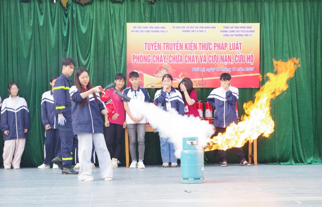 Tuyên truyền kiến thức pháp luật về PCCC và CNCH cho học sinh Trường THPT B Phủ Lý Tuyên truyền kiến thức pháp luật về PCCC và CNCH cho học sinh Trường THPT B Phủ Lý