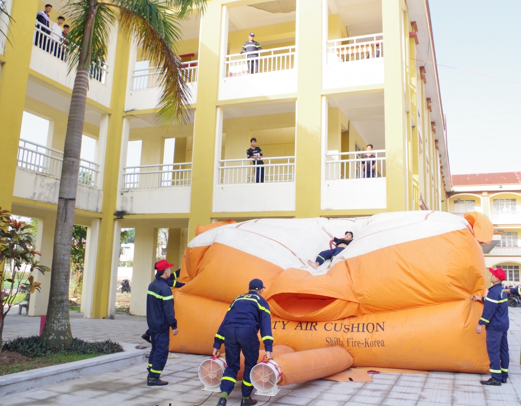 Tuyên truyền kiến thức pháp luật về PCCC và CNCH cho học sinh Trường THPT B Phủ Lý Tuyên truyền kiến thức pháp luật về PCCC và CNCH cho học sinh Trường THPT B Phủ Lý