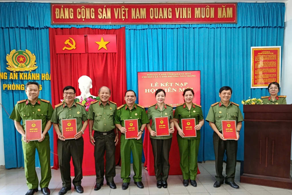 Khánh Hòa: Chi hội Cựu CAND phường Nha Trang kết nạp hội viên mới