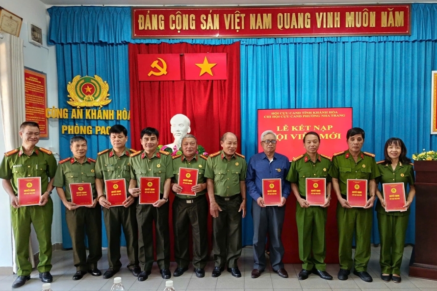 Khánh Hòa: Chi hội Cựu CAND phường Nha Trang kết nạp hội viên mới