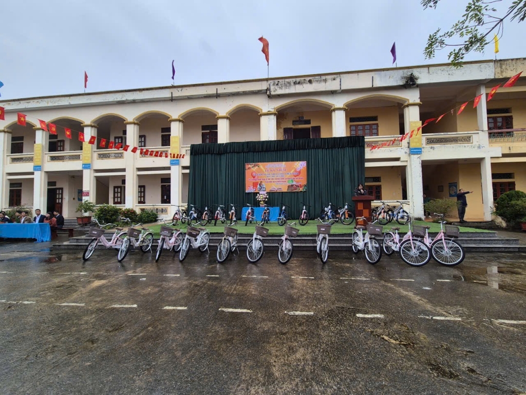 Ninh Bình: Công an xã Hiển Khánh trao tặng 100 chiếc xe đạp cho học sinh có hoàn cảnh khó khăn