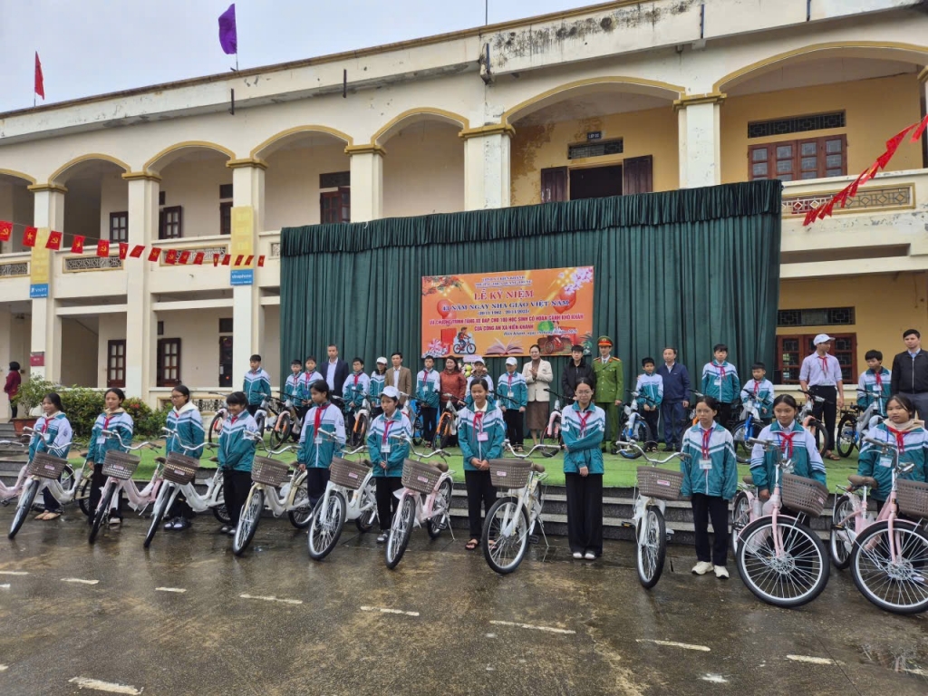 Ninh Bình: Công an xã Hiển Khánh trao tặng 100 chiếc xe đạp cho học sinh có hoàn cảnh khó khăn