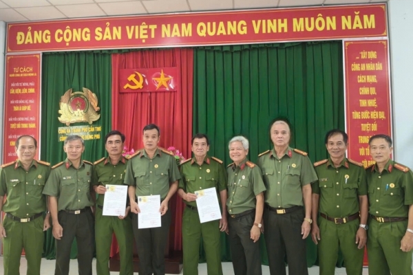 Cần Thơ: Chi hội Cựu CAND phường Hưng Phú sơ kết hoạt động tháng 11 và kết nạp hội viên mới
